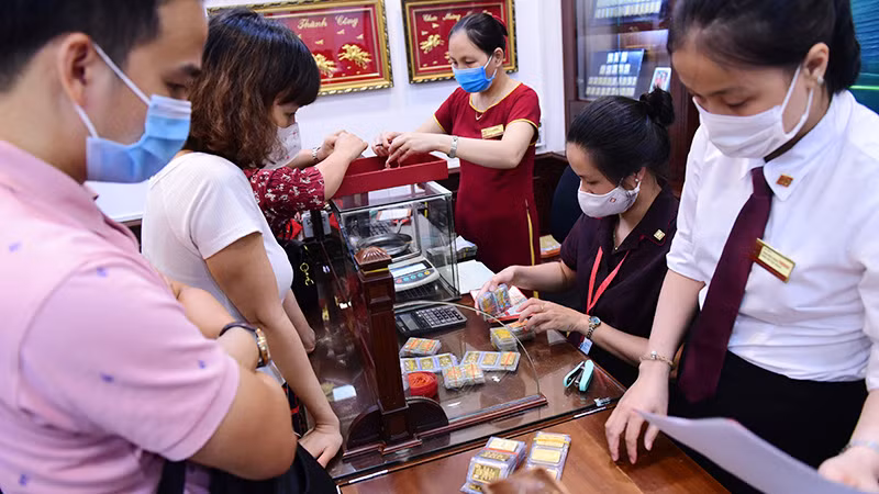 Người dân Hà Nội mua bán vàng. (Ảnh: DŨNG MINH)