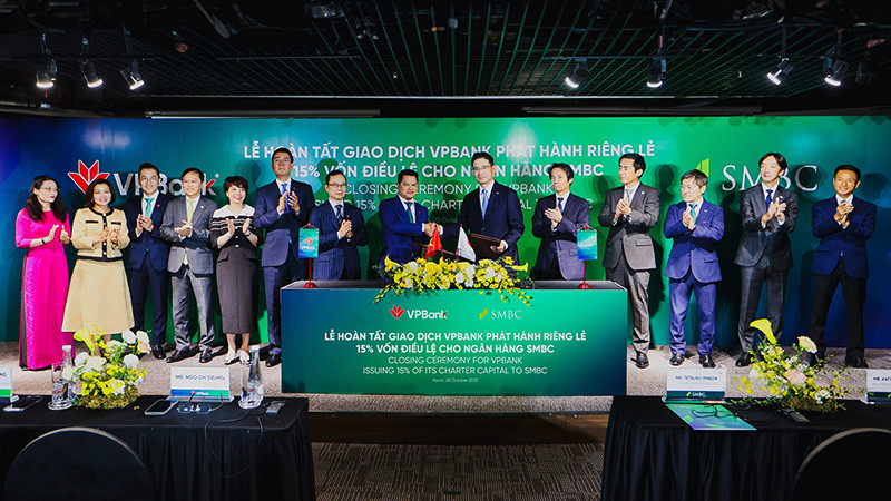 Đại diện lãnh đạo VPBank và SMBC trao đổi văn kiện chứng nhận hoàn tất thương vụ phát hành cổ phiếu riêng lẻ.