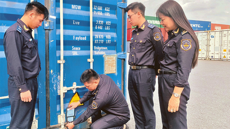 Thực hiện gắn seal định vị điện tử trên container tại Cảng Greenport Hải Phòng.