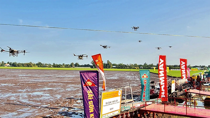  Nông dân tỉnh Hậu Giang đưa nhiều phương tiện cơ giới hiện đại vào các khâu trong quá trình sản xuất lúa.