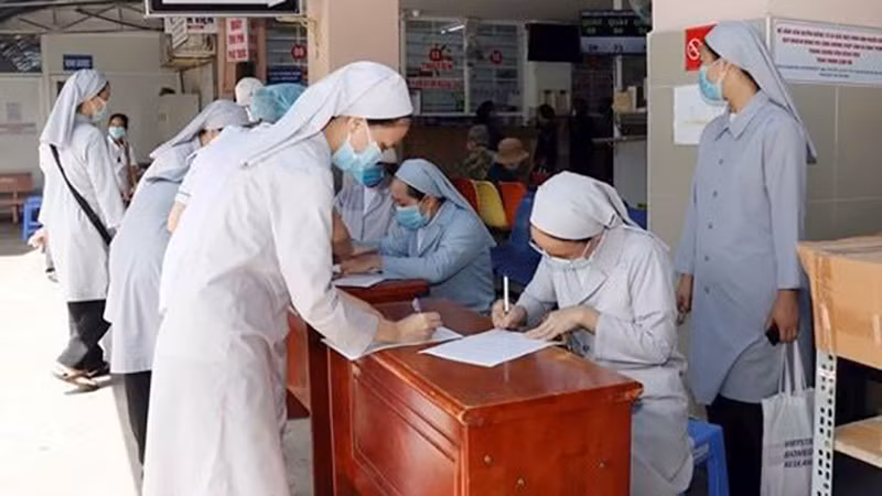 Nữ tu Công giáo hỗ trợ phòng chống dịch Covid-19 tại một bệnh viện ở Quận 11, Thành phố Hồ Chí Minh năm 2021. (Ảnh: Văn phòng Hội đồng Giám mục Việt Nam)