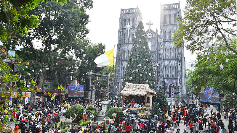 Không khí Giáng sinh tại khu vực Nhà thờ Lớn Hà Nội. (Ảnh: MỸ HÀ)