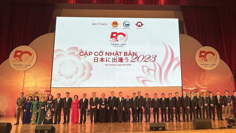 Các đại biểu dự chương trình “Gặp gỡ Nhật Bản 2023” chụp hình lưu niệm.