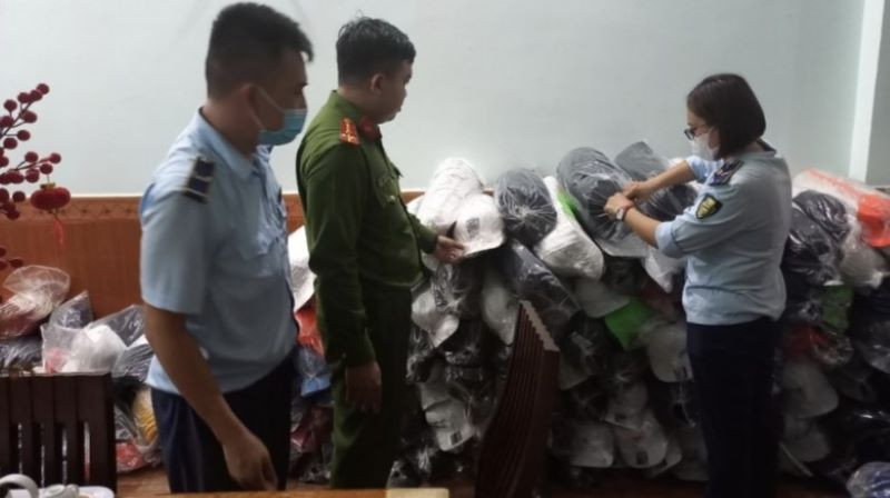 Kiểm tra điểm kinh doanh mũ vải thời trang nghi vấn giả mạo các nhãn hiệu. (Ảnh: Cục Quản lý thị trường tỉnh Bình Dương)