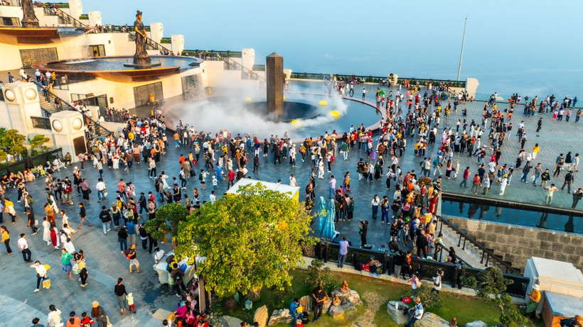 Núi Bà Đen đón 541.000 lượt khách trong 5 ngày Tết. (Ảnh: Việt Kiên)