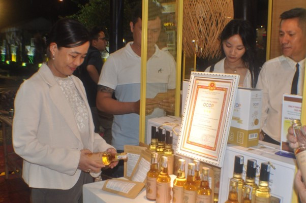 Bà Võ Thị Hồng Diễm, Chủ tịch Xã Hưng Long, huyện Bình Chánh, Thành phố Hồ Chí Minh ghé thăm gian hàng Công Ty Thực phẩm ABZ. 