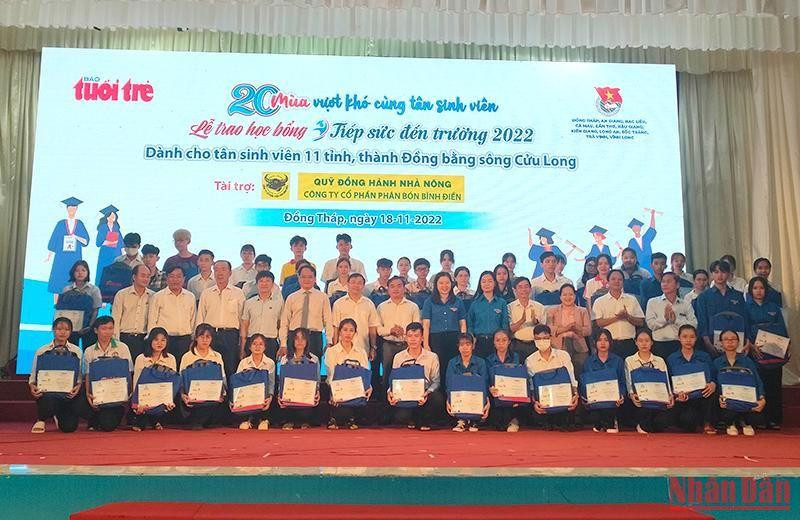 Trao học bổng "Tiếp sức đến trường" 2022 cho 95 tân sinh viên có hoàn cảnh khó khăn.