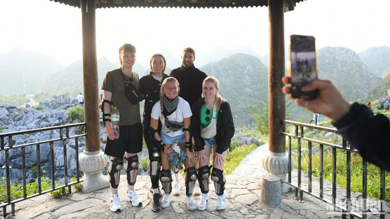 Khách nước ngoài hào hứng với cảnh đẹp ở Hà Giang (Ảnh: THÀNH ĐẠT)