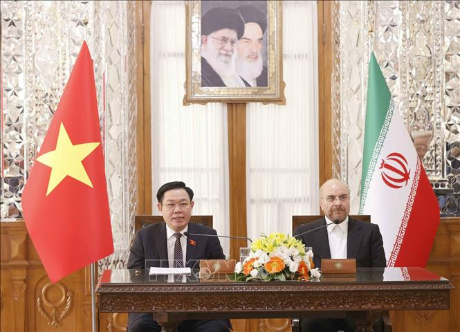 Chủ tịch Quốc hội Vương Đình Huệ và Chủ tịch Quốc hội Iran Mohammad Bagher Ghalibaf gặp gỡ báo chí sau hội đàm. (Ảnh: TTXVN)