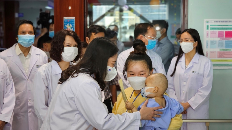 Phó Chủ tịch nước thăm, tặng quà bệnh nhi đang điều trị tại Bệnh viện Nhi Trung ương.