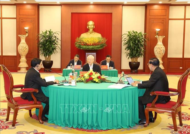 Tổng Bí thư Đảng Cộng sản Việt Nam Nguyễn Phú Trọng, Chủ tịch Đảng Nhân dân Campuchia (CPP) Samdech Techo Hun Sen và Tổng Bí thư Đảng Nhân dân Cách mạng Lào, Chủ tịch nước Lào Thongloun Sisoulith tại cuộc gặp cấp cao Việt Nam-Campuchia-Lào. (Ảnh: TTXVN) 