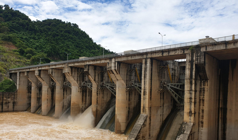 Thủy điện Khe Bố vận hành xả nước qua cửa van đập tràn. 
