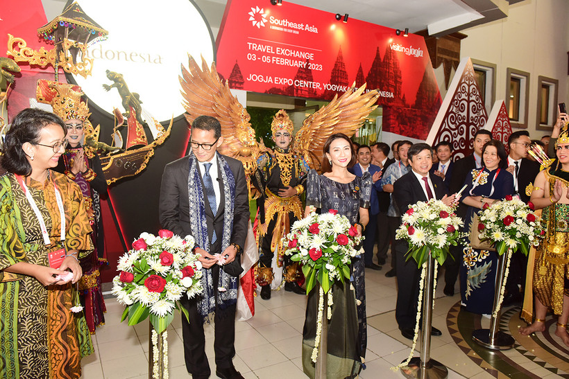 Thứ trưởng Văn hóa, Thể thao và Du lịch Việt Nam Đoàn Văn Việt (thứ nhất từ phải sang), Bộ trưởng Du lịch và Kinh tế sáng tạo Indonesia, Bộ trưởng Du lịch Philippines cắt băng khai mạc Hội chợ Du lịch quốc tế 2023. (Ảnh: Tổng cục Du lịch) 