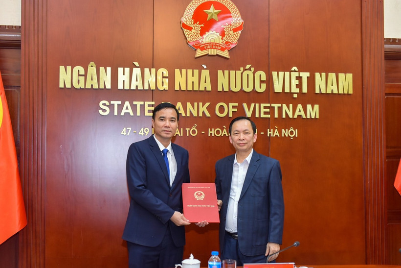 Đồng chí Đào Minh Tú (phải) trao Quyết định bổ nhiệm cho đồng chí Trần Trung Thượng (trái).