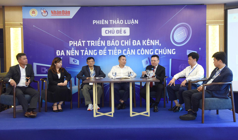 Các diễn giả thảo luận tại phiên thảo luận 6 với chủ đề “Phát triển báo chí đa kênh, đa nền tảng để tiếp cận công chúng”. (Ảnh: TRẦN HẢI)