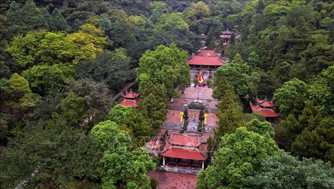 Điểm nổi bật trong Khu di tích danh thắng Côn Sơn là đền thờ Anh hùng dân tộc, Danh nhân văn hóa thế giới Nguyễn Trãi. Ngôi đền tọa lạc dưới chân núi Ngũ Nhạc, Kỳ Lân, tựa lưng vào Tổ Sơn tạo thành thế “tả thanh long, hữu bạch hổ”. (Ảnh: TTXVN)