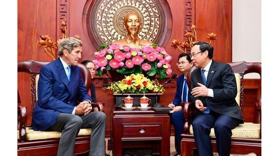 Đồng chí Nguyễn Văn Nên tiếp ông John Kerry. (Ảnh: Trung tâm Báo chí TP Hồ Chí Minh)