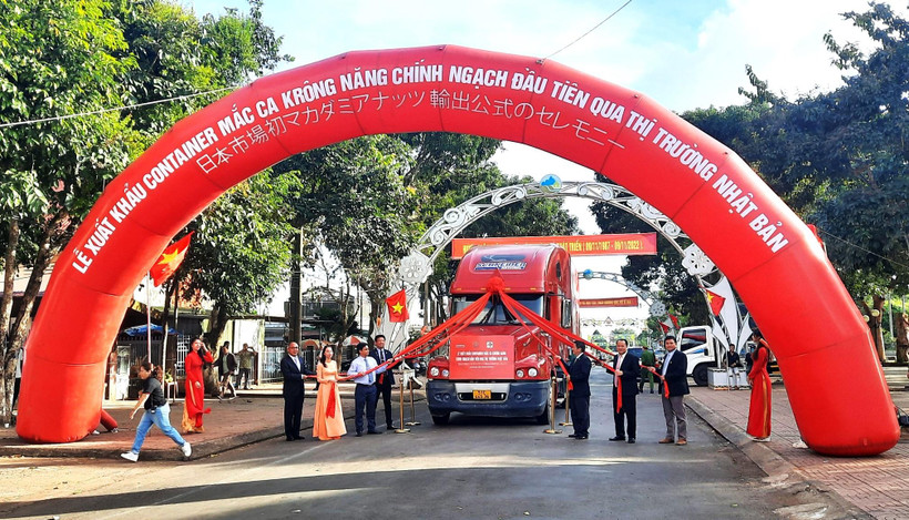 Lãnh đạo Ủy ban nhân dân huyện Krông Năng và các đơn vị liên quan cùng các doanh nghiệp làm thủ tục xuất khẩu container Mắc ca Krông Năng chính ngạch đầu tiên sang Nhật Bản.