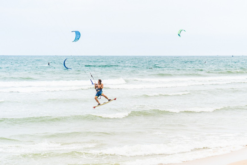 Lướt ván diều ở Mũi Né là một hoạt động hấp dẫn. (Ảnh: VietnamTravel)