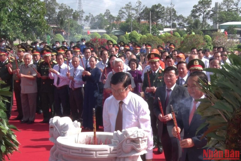 Các đại biểu dâng hương tại Công viên Tượng đài Long An “Trung dũng kiên cường, toàn dân đánh giặc”.