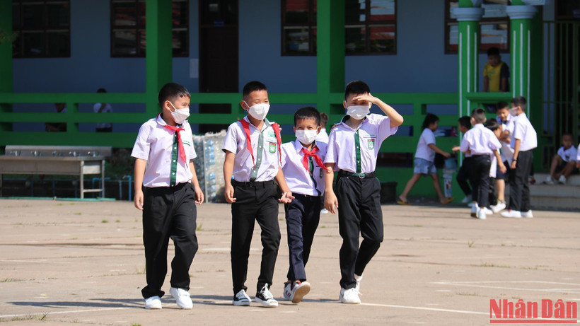 Các học sinh Trường song ngữ Lào-Việt Nam Nguyễn Du (thủ đô Vientiane) trong giờ giải lao. (Ảnh: Trịnh Quốc Dũng)