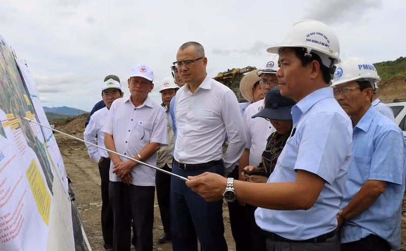 Bí thư Tỉnh ủy Phú Yên và đoàn công tác Tỉnh ủy nghe chủ đầu tư (Ban Quản lý dự án 7) báo cáo tiến độ dự án.