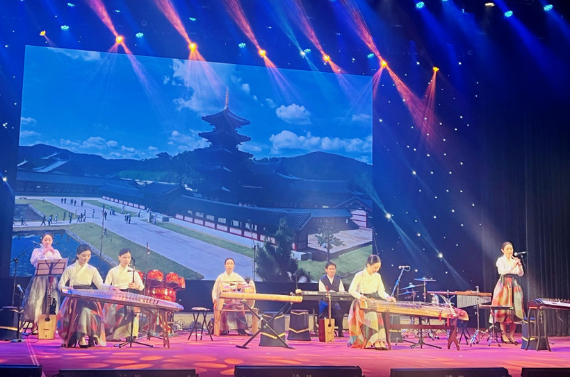 Dàn nhạc truyền thống của người mù Hàn Quốc biểu diễn tại chương trình.