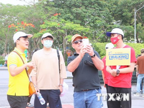 Các vị khách nước ngoài thăm quan khu vực Tượng đài Nữ tướng Lê Chân trong buổi giới thiệu “Hải Phòng-Free Walking tour.” (Ảnh: TTXVN)