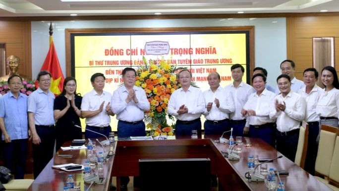 Trưởng Ban Tuyên giáo Trung ương Nguyễn Trọng Nghĩa làm việc tại Đài Tiếng nói Việt Nam. 