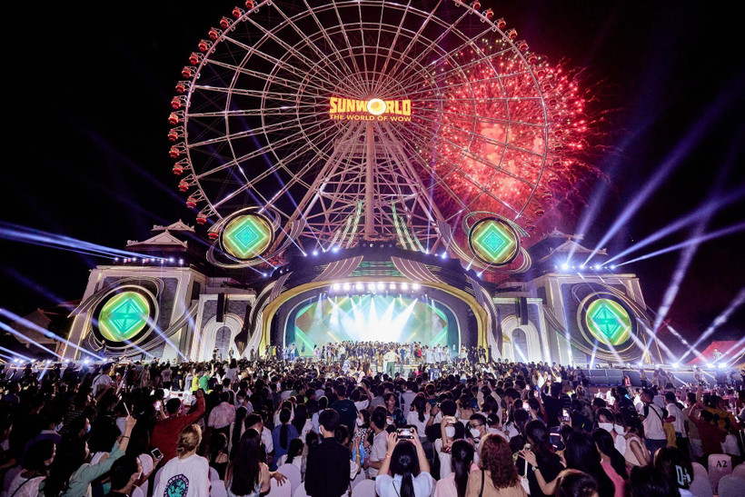 Đại nhạc hội "Take me to the sun" với màn trình diễn pháo hoa mãn nhãn tại Đà Nẵng.