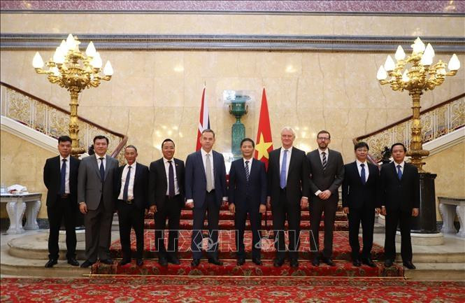 Trưởng Ban Kinh tế Trung ương Trần Tuấn Anh và Quốc vụ khanh Bộ ngoại giao Anh Graham Stuart (thứ 4 từ trái sang) và Bộ trưởng Văn phòng nội các Anh Nigel Adams (thứ 6 từ trái sang) tại nhà khách Chính phủ Anh. (Ảnh: TTXVN) 