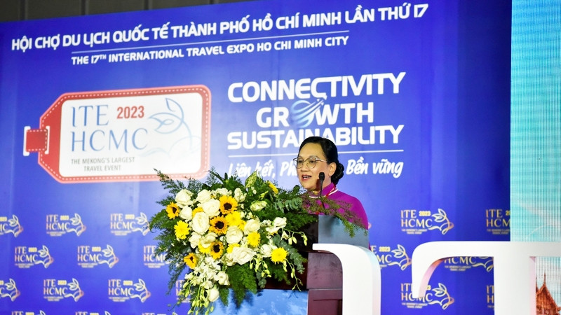 Bà Nguyễn Huyền Anh, Phó Giám đốc phụ trách Sở Du lịch Quảng Ninh phát biểu khai mạc chương trình. (Ảnh: Ban tổ chức) 
