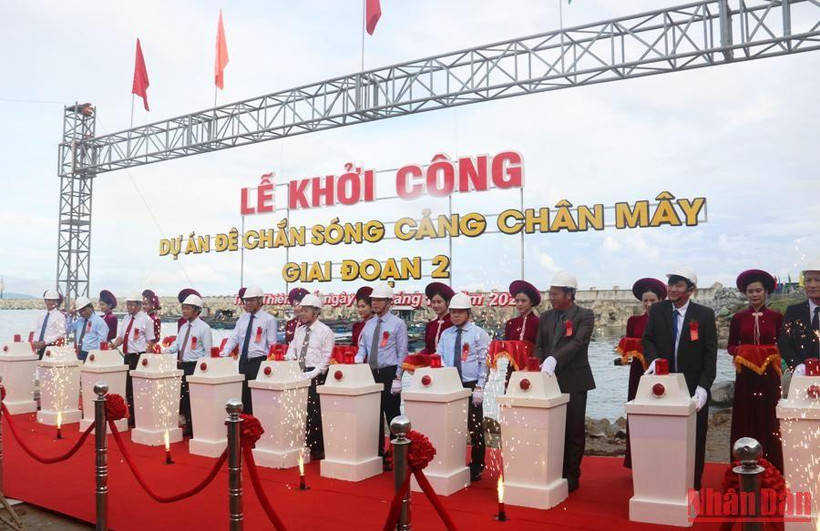 Các đại biểu thực hiện nghi thức khởi công xây dựng công trình đê chắn sóng cảng Chân Mây giai đoạn 2. 