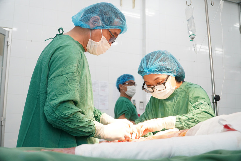 Bệnh viện Chợ Rẫy thực hiện ghép da cho bệnh nhân trong buổi sáng cùng ngày.