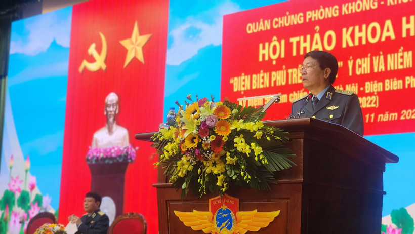Trung tướng Vũ Văn Kha, Quyền Tư lệnh Quân chủng Phòng không-Không quân phát biểu tại Hội thảo. (Ảnh: SƠN BÁCH)