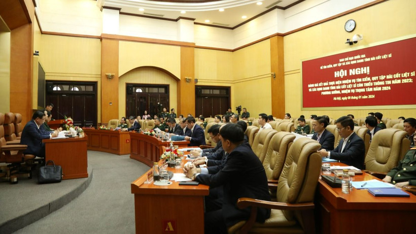 Đại diện các Bộ, Ban, ngành Trung ương và tham dự và tham luận tại hội nghị về các giải pháp thực hiện nhiệm vụ tìm kiếm, quy tập, xác định danh tính hài cốt liệt sĩ còn thiếu thông tin trong thời gian tới. (Ảnh: NGUYỄN BẰNG)