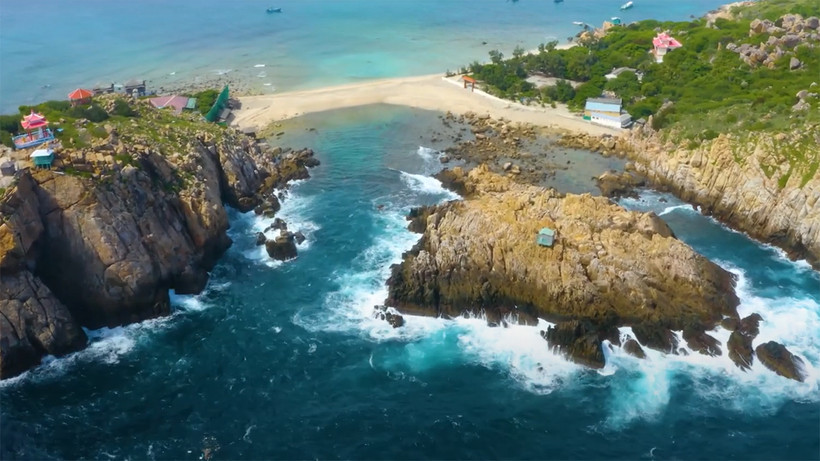  Bãi đôi đảo yến, Nha Trang, Khánh Hòa. (Ảnh từ clip Nha Trang - Khánh Hòa: Chạm tới trái tim bạn) 