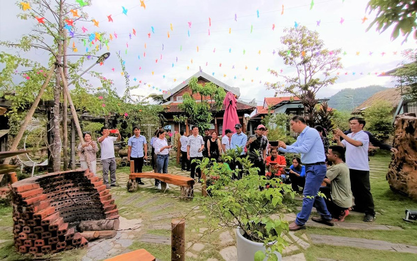 Các học viên thực hành kỹ năng quay phim, chụp ảnh bằng điện thoại di động. 