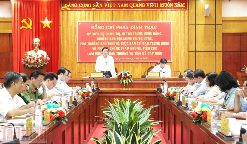 Đồng chí Phan Đình Trạc, Ủy viên Bộ Chính trị, Bí thư Trung ương Đảng, Trưởng Ban Nội chính Trung ương, Phó trưởng Ban chỉ đạo Trung ương về phòng, chống tham nhũng, tiêu cực kết luận buổi làm việc.