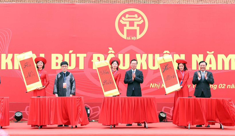 Chủ tịch nước Võ Văn Thưởng và các đại biểu thực hiện nghi lễ khai bút đầu xuân năm 2024 tại Khu lưu niệm Anh hùng dân tộc, Danh nhân văn hóa thế giới Nguyễn Trãi. (Ảnh: TTXVN) 