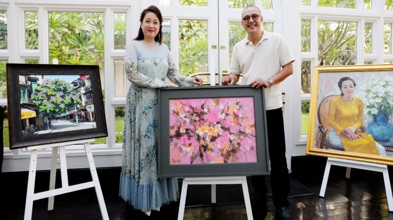 Nhà sưu tập Thúy Anh bên họa sĩ Phạm An Hải và tác phẩm.