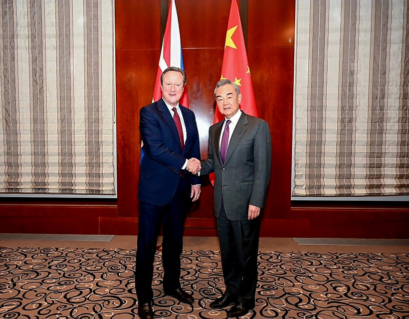 Bộ trưởng Ngoại giao Trung Quốc Vương Nghị (phải) bắt tay Ngoại trưởng Anh David Cameron trong cuộc gặp bên lề Hội nghị An ninh Munich, ngày 16/2/2024. (Nguồn: China Daily)