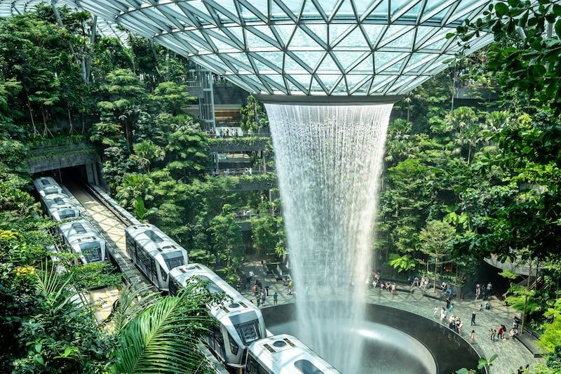 Khu phức hợp Jewel Changi nổi bật với thác nước Rain Vortex, cao gần 40m và là thác nước trong nhà cao nhất thế giới. 
