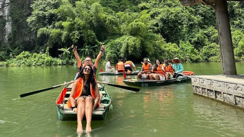 Du khách nước ngoài hứng thú với trải nghiệm ở Tràng An, Ninh Bình. (Ảnh: CTV)