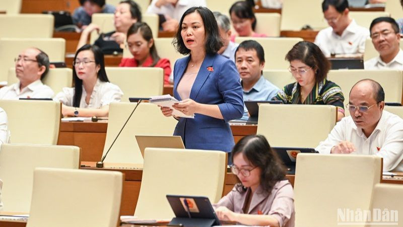 Đại biểu Huỳnh Thị Phúc (đoàn Bà Rịa-Vũng Tàu) góp ý kiến vào dự thảo Luật trong phiên thảo luận ở hội trường sáng 24/6. (Ảnh: DUY LINH)
