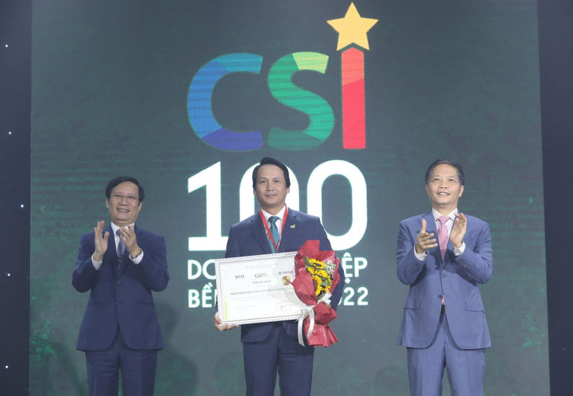 Ông Trần Long - Phó Tổng Giám đốc BIDV - đại diện ngân hàng lên nhận giải thưởng.