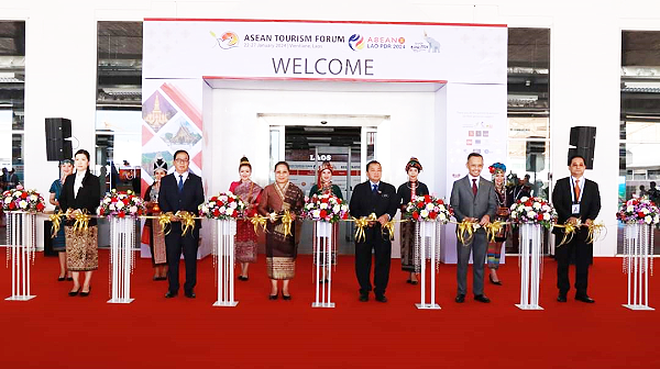 Bà Suansavanh Viyaket, Bộ trưởng Thông tin, Văn hóa và Du lịch Lào (thứ 3 từ trái sang) cùng các nước ASEAN cắt băng khai mạc Hội chợ du lịch quốc tế TRAVEX 2024. (Ảnh: Thông tấn xã Lào)