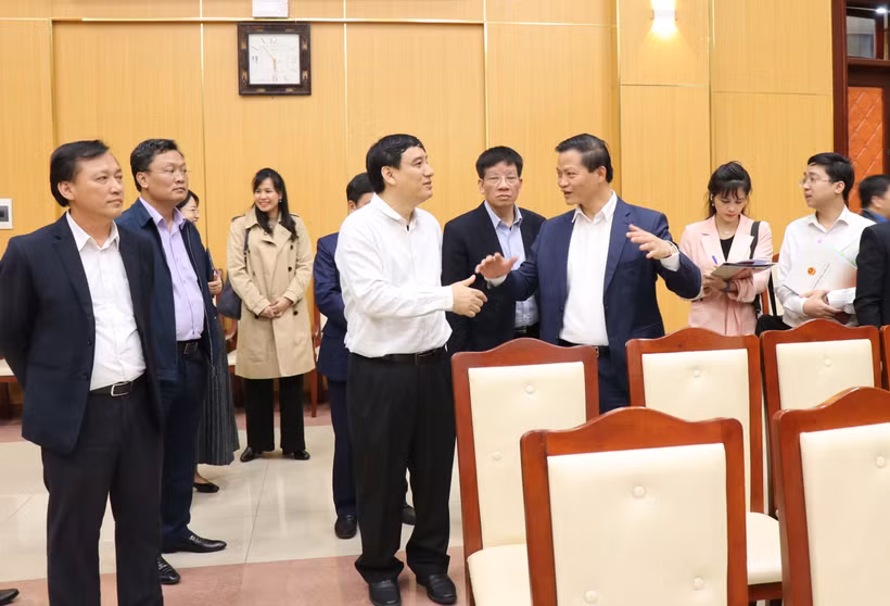 Các đại biểu kiểm tra công tác chuẩn bị Hội thảo Văn hóa 2022 tại Trung tâm Văn hóa Kinh Bắc, thành phố Bắc Ninh, tỉnh Bắc Ninh. 