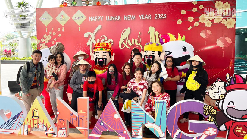 Du khách Thái Lan "xông đất" thành phố Đà Nẵng, Việt Nam dịp Tết Nguyên đán 2023. (Ảnh: Anh Đào)