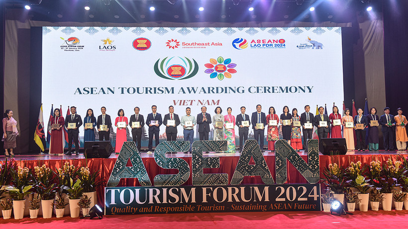 Bộ trưởng Nguyễn Văn Hùng trao Giải thưởng Du lịch ASEAN 2024 cho các địa phương, đơn vị của Việt Nam. (Ảnh: Cục Du lịch Quốc gia Việt Nam)
